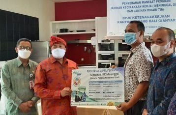 Harpelnas 2021, BPJAMSOSTEK Serahkan Santunan 1 Miliar Kepada Tenaga Kerja Asing 