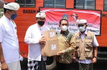 Wagub Cok Ace Serahkan Bantuan Peduli Korban Erupsi Gunung Semeru Dari Pemprov Bali