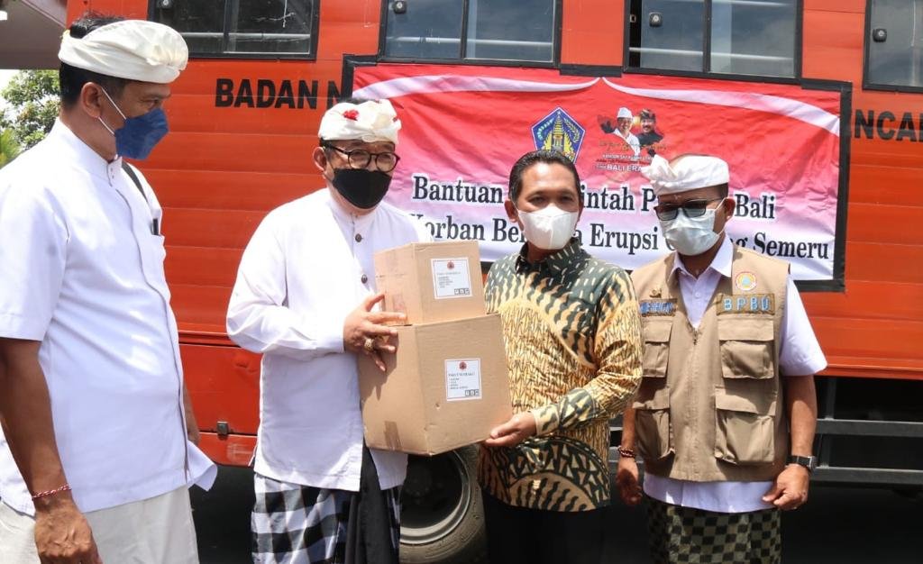 Wagub Cok Ace Serahkan Bantuan Peduli Korban Erupsi Gunung Semeru Dari Pemprov Bali