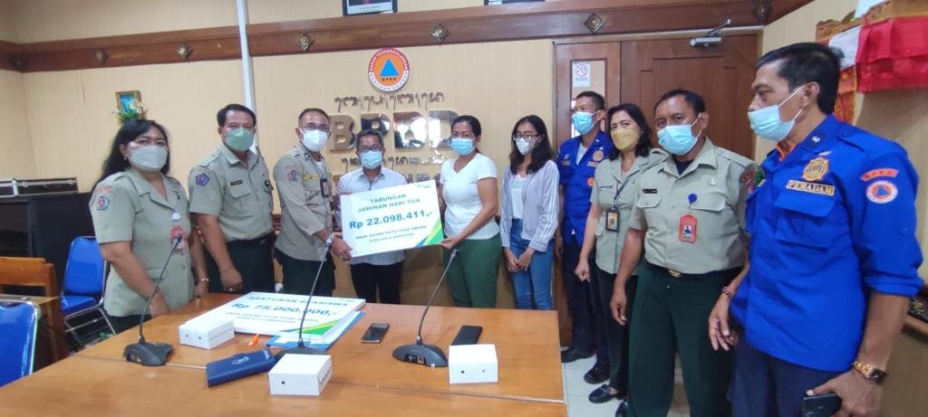 BPJAMSOSTEK Denpasar Serahkan Klaim Total Rp139 Juta Lebih Kepada Anggota Damkar
