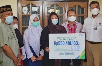 Dirut BPJAMSOSTEK Serahkan Santunan Korban di Distrik Beoga Papua