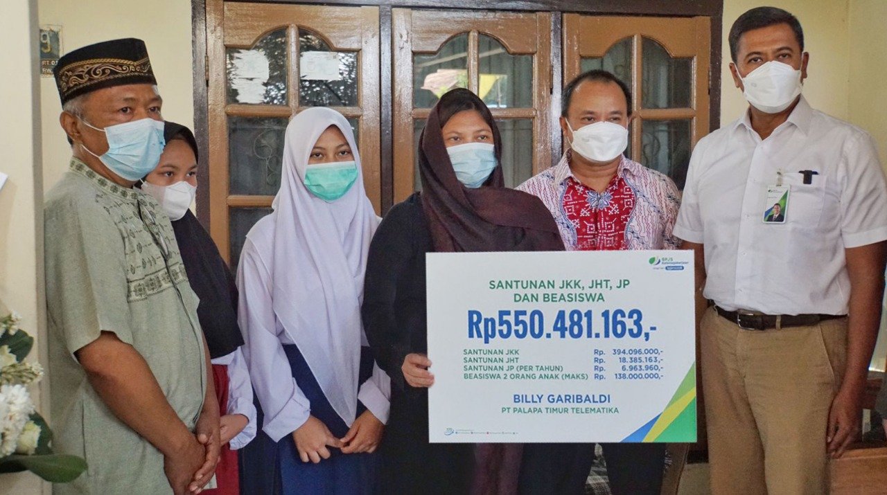 Dirut BPJAMSOSTEK Serahkan Santunan Korban di Distrik Beoga Papua