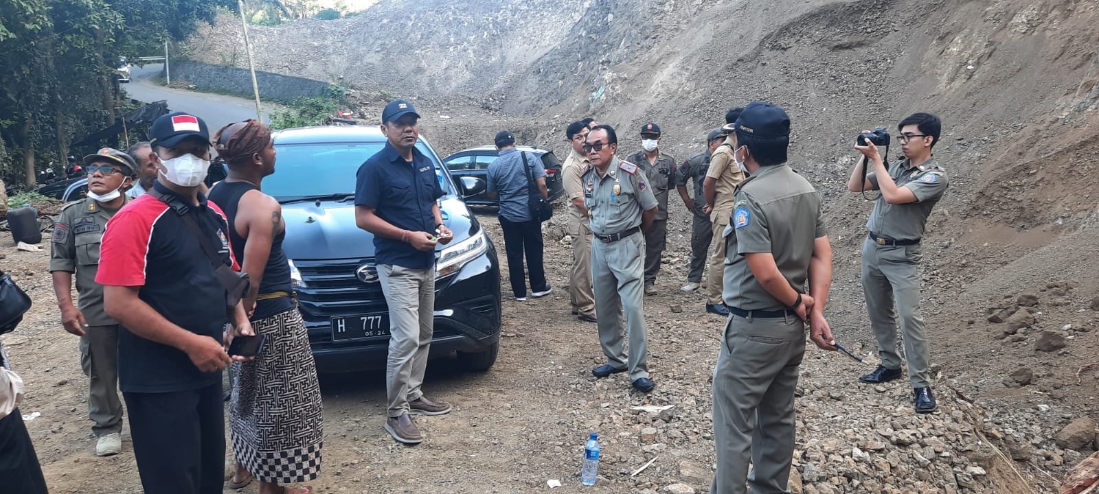 Aparat Geruduk Galian Pura Pasek Punduk Dawa