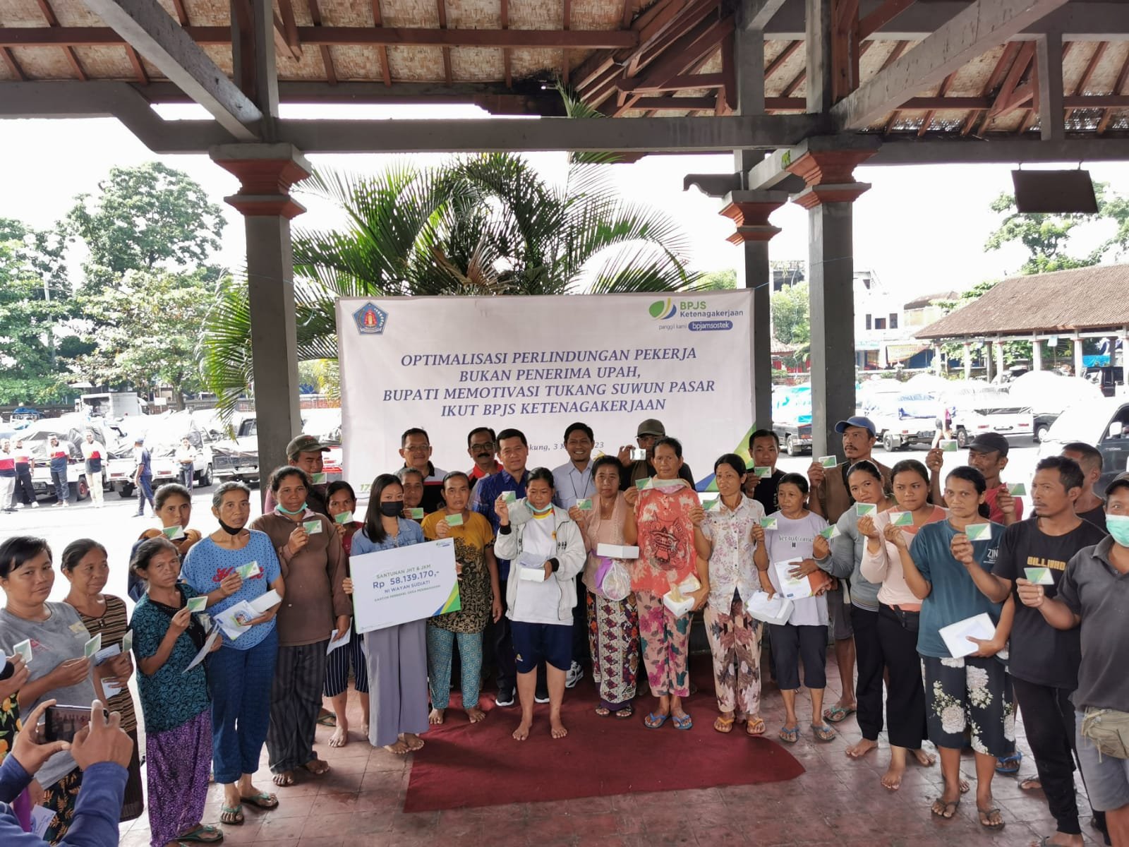 Buruh Panggul Pasar Galiran Dapat Perlindungan BPJAMSOSTEK Dari Bupati Klungkung