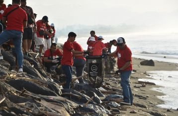 Eco Green, OJK Bali Lakukan Aksi Bersih Pantai