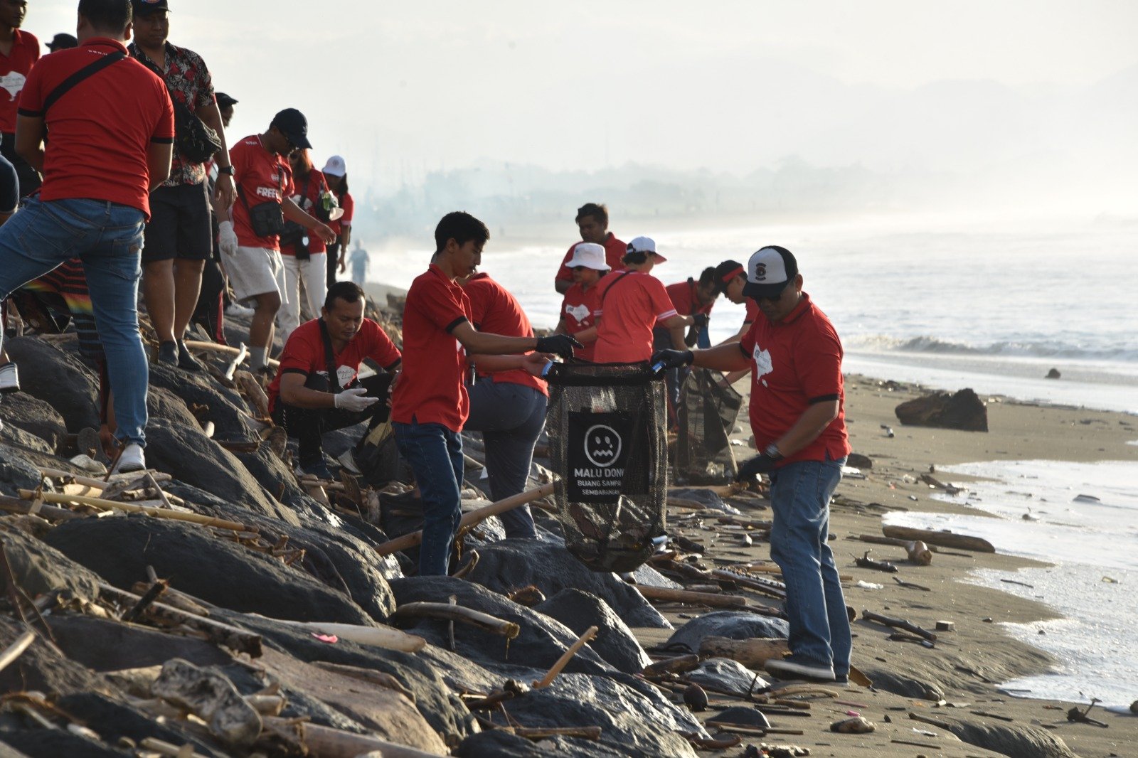 Eco Green, OJK Bali Lakukan Aksi Bersih Pantai