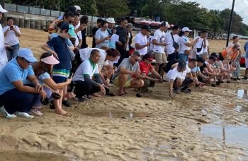 Sambut World Tourism Day 2023, Tropical Group Lepas Tukik dan Beach Clean Up