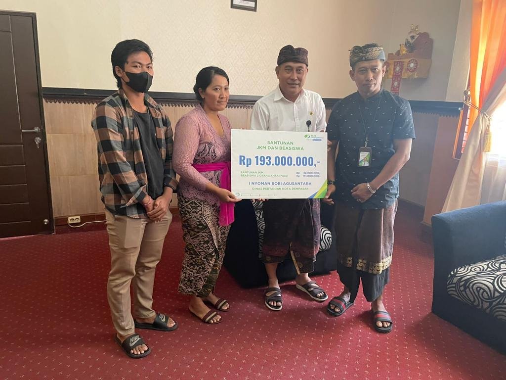 BPJAMSOSTEK Denpasar Serahkan Klaim JKM Dan Beasiswa Sebesar Rp193 Juta