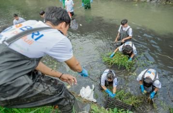 HUT ke-128, BRI Regional Denpasar Bersihkan Sungai dan Tanam Pohon