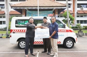 Pelindo Sub Regional Bali Nusra Serahkan Mobil Ambulance Untuk Masyarakat Kurang Mampu