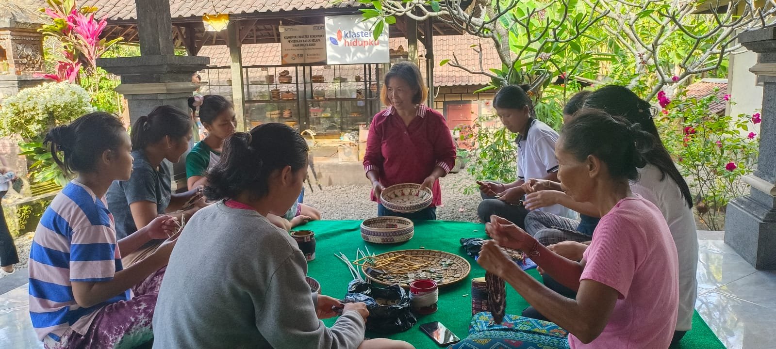 Ubah Batok Kelapa, Kelompok Wanita Desa Abang Karangasem Juara I Kompetisi Pemberdayaan Perempuan se- Indonesia