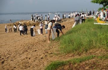 Ratusan Anggota Asita Bali Ikuti Kegiatan Bersih Pantai hingga Donor Darah