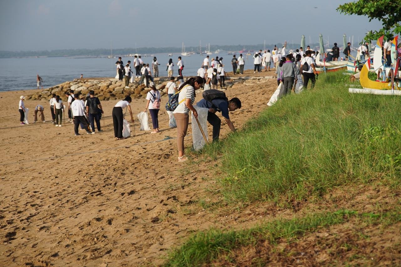 Ratusan Anggota Asita Bali Ikuti Kegiatan Bersih Pantai hingga Donor Darah