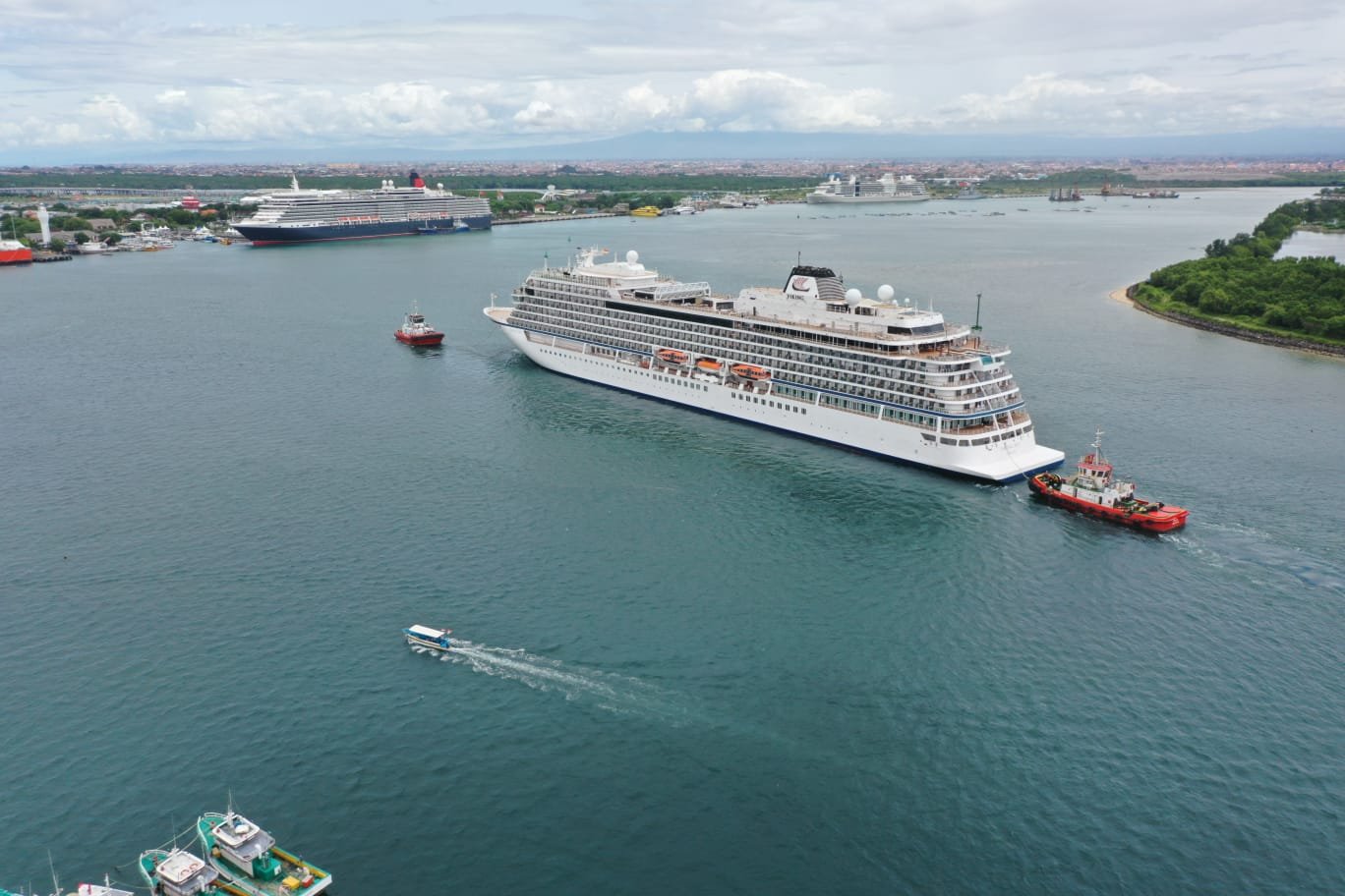 Tiga Cruise Secara Bersamaan Bersandar di Pelabuhan Benoa