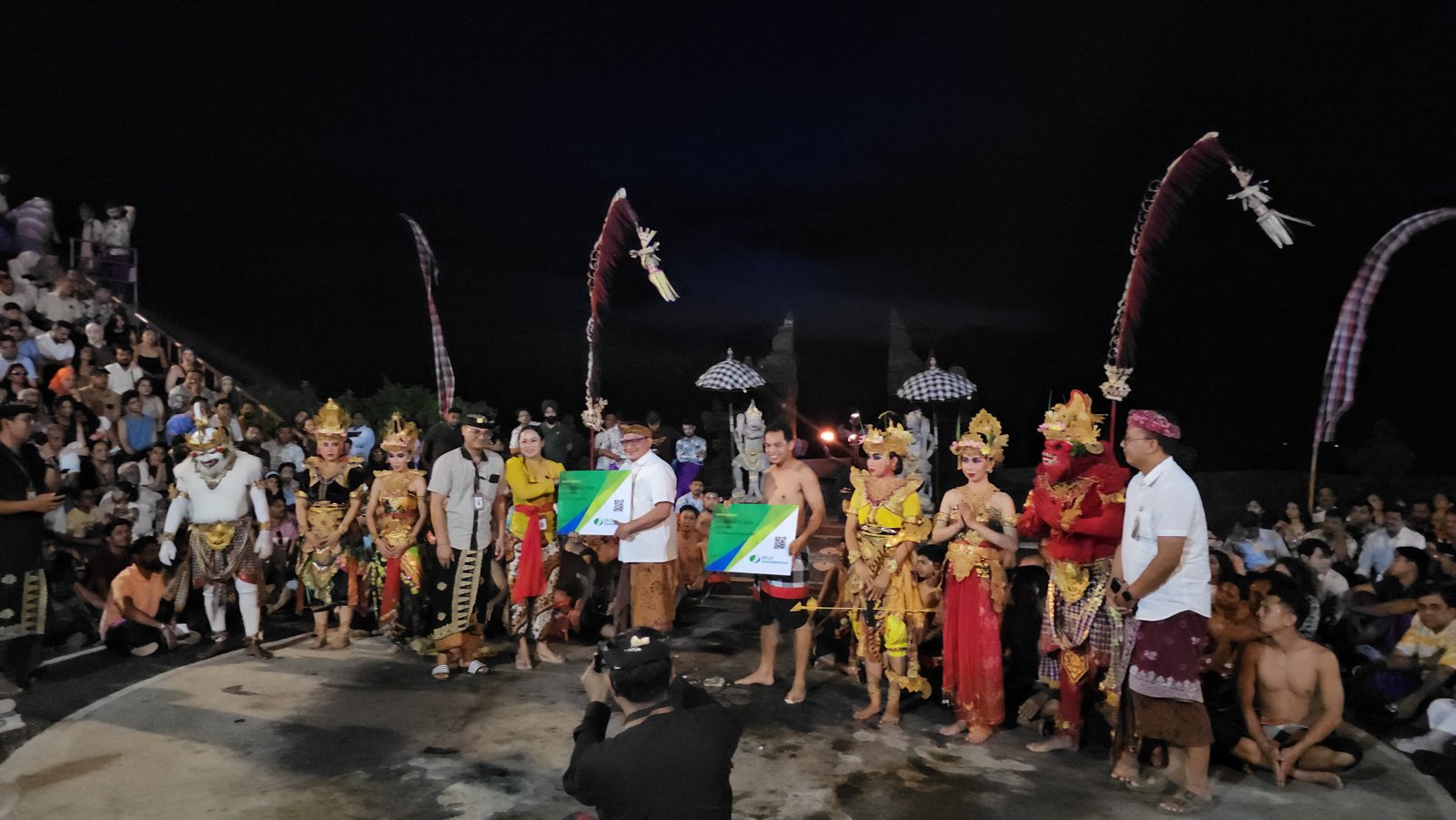 Serahkan Kartu Kepesertaan, Penari kecak Uluwatu Kini  Terlindungi Program Jamsostek