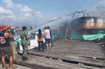 Kurang Dari  1 Jam, Kebakaran Kapal Ikan di Pelabuhan Benoa  Berhasil Ditangani
