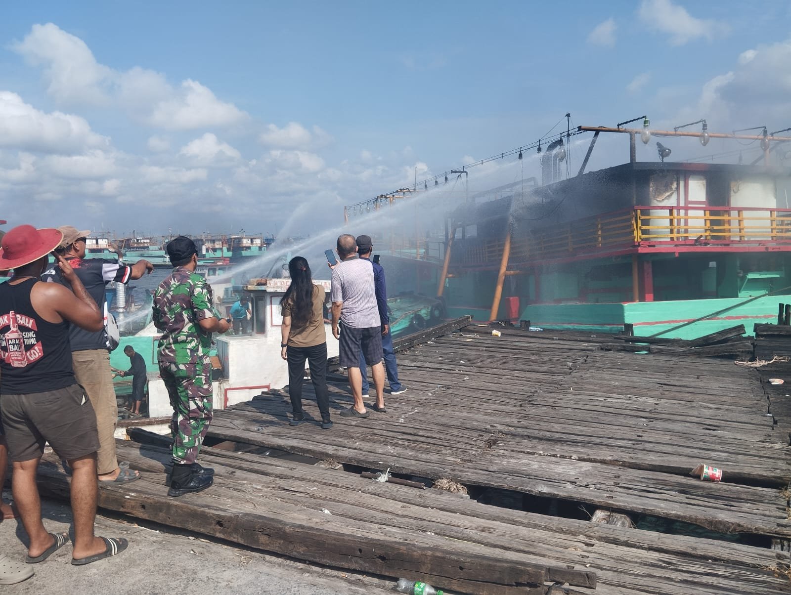 Kurang Dari  1 Jam, Kebakaran Kapal Ikan di Pelabuhan Benoa  Berhasil Ditangani