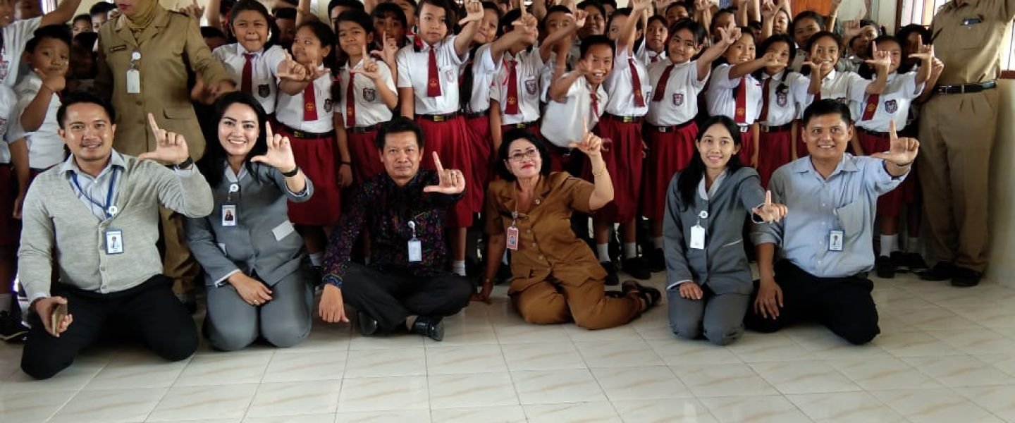 SD Negeri 14 Dangin Puri dan SMP Negeri 7 Denpasar Terima Jamkrindo Peduli Pendidikan