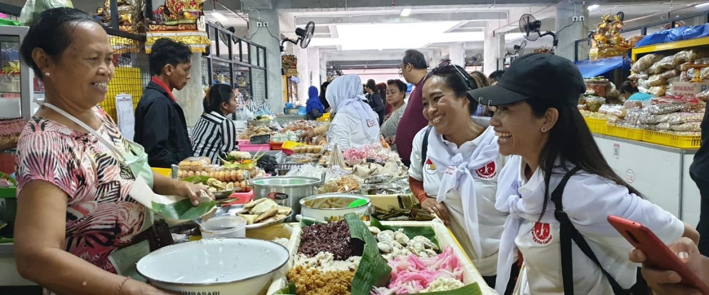 Counter Hoaks, Relawan Perempuan Jengggala Turun ke Pasar Badung