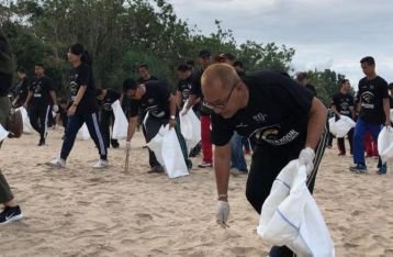 Angkasa Pura I Gelar Aksi Bersih-Bersih Sampah di Pantai Kuta