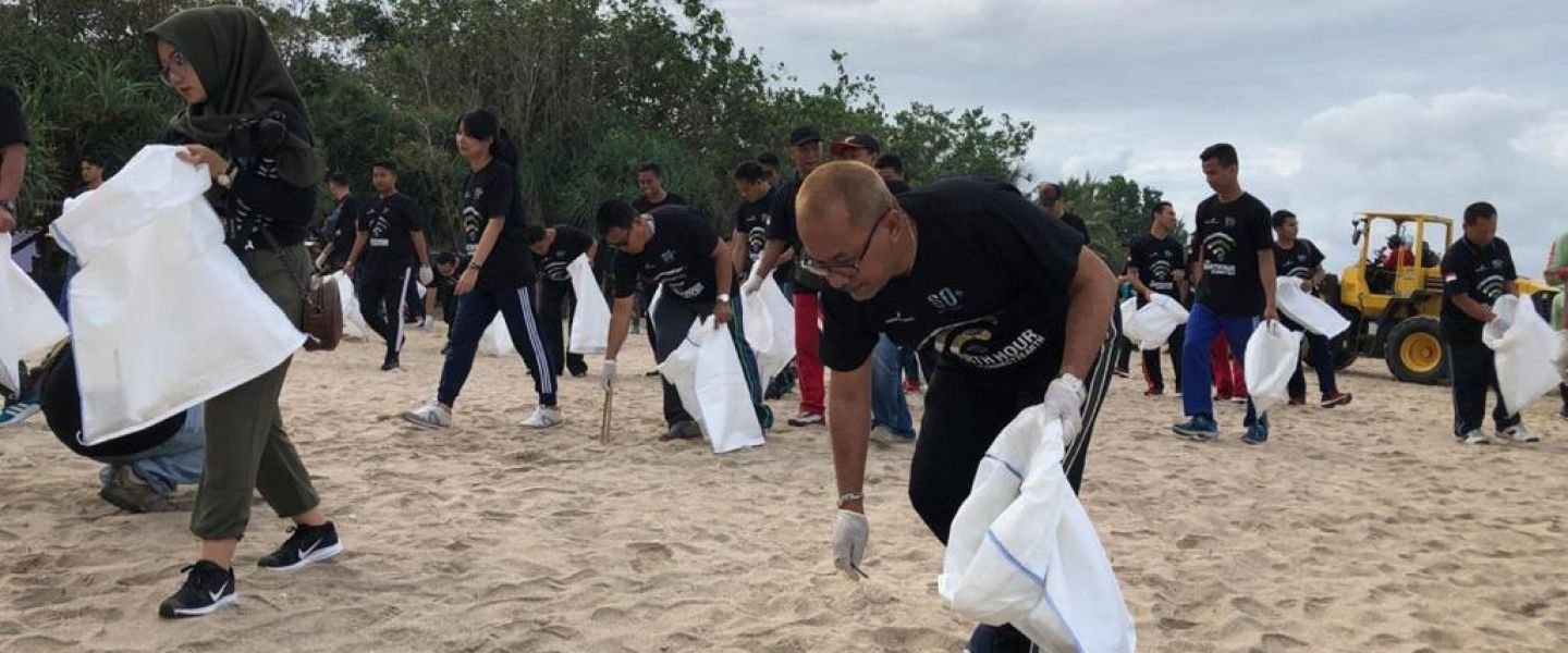 Angkasa Pura I Gelar Aksi Bersih-Bersih Sampah di Pantai Kuta