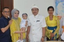 Kadis Sosial Bali Serahkan  4 Bayi Terlantar Ke Calon Orang Tua Angkat