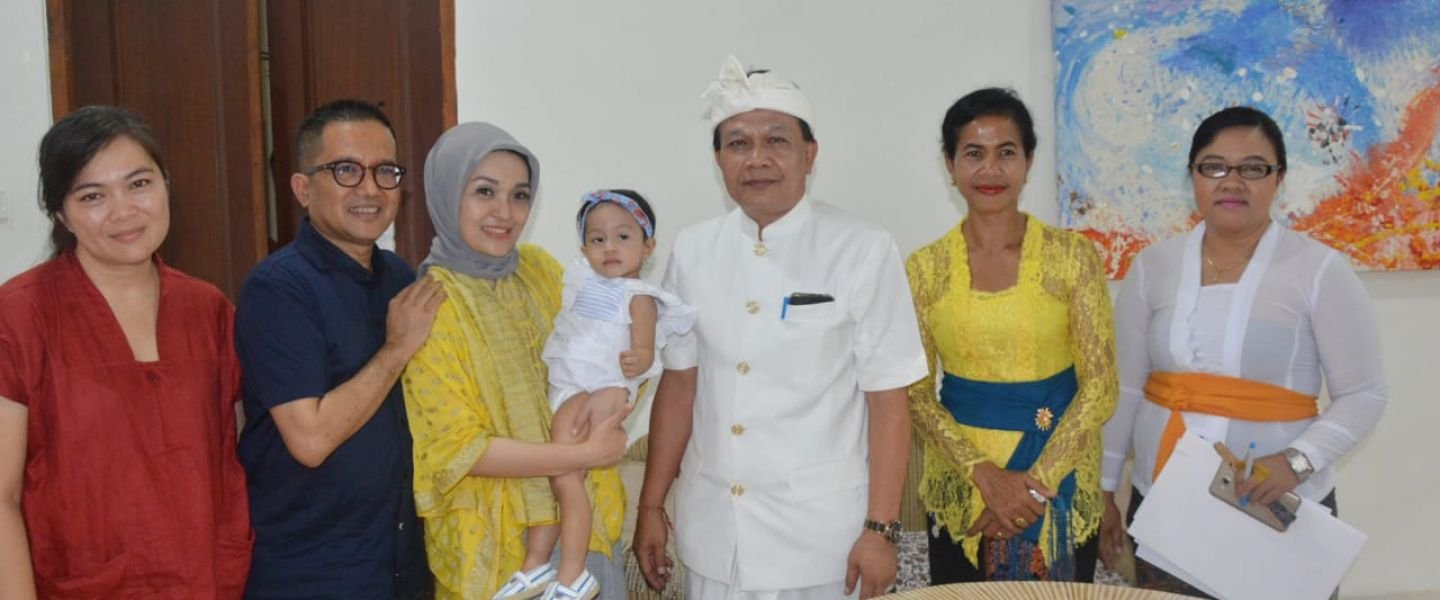 Kadis Sosial Bali Serahkan  4 Bayi Terlantar Ke Calon Orang Tua Angkat