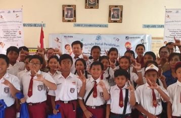 Peduli Pendidikan, Perum Jamkrindo Kanwil VII Denpasar Bagi Alat Sekokah 