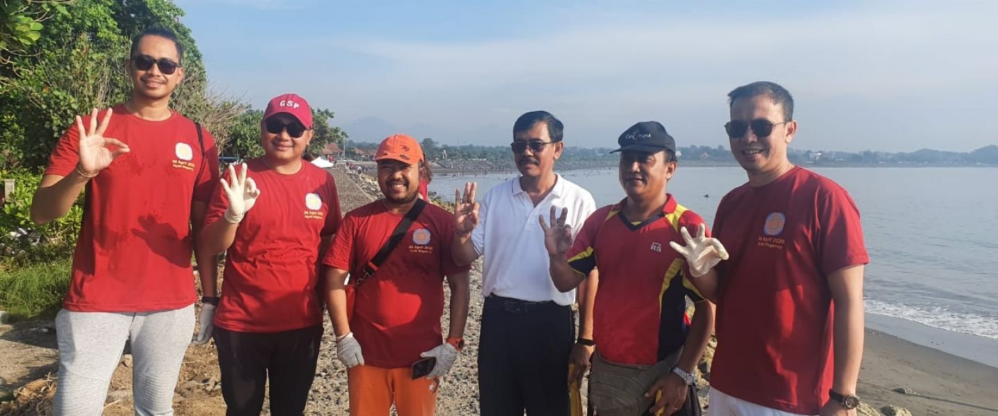 Peduli Lingkungan Ratusan Anggota REI Bali Bersih-Bersih Pantai Matahari Terbit
