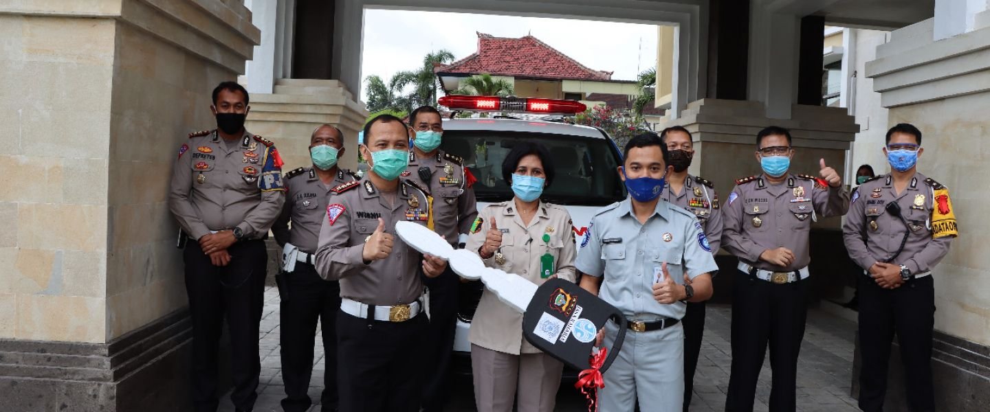 Kurangi Fatalitas Jasa Raharja Cabang Bali Bantu Satu Unit Mobil Ambulance 