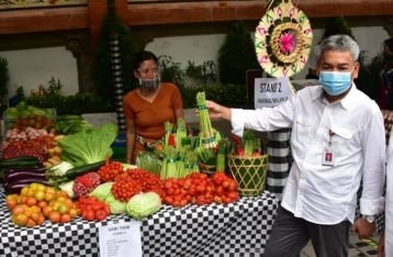 Bantu Petani dan UMKM, Gubernur Koster Apresiasi OJK Bali Gelar Pasar Gotong Royong