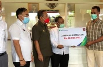 Bupati Karangasem Menyerahkan Santunan Program BPJAMSOSTEK Kepada Ahli Waris 