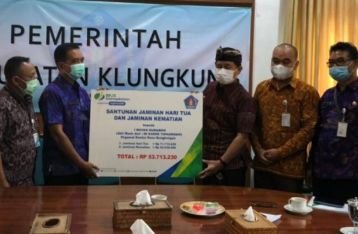 Bupati Klungkung Bersama BPJAMSOSTEK Serahkan Klaim JHT dan JKM Rp 53 Juta Kepada Ahli Waris