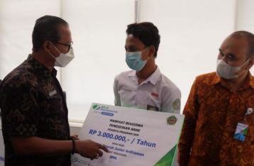 Sekda Gianyar Bersama BPJS Ketenagakerjaan Serahkan Manfaat Beasiswa Rp174 Juta