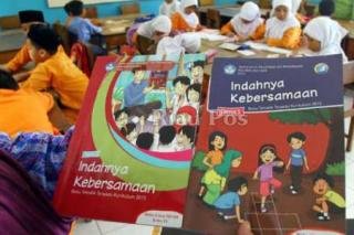 Kemendikbud Klaim  Distribusi Kuku kurikulum 2013 di Bali  Lancar