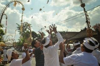 Tradisi Mesuryak di Desa Bongan Tabanan