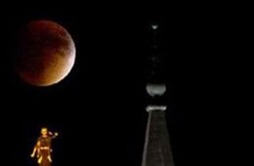 Foto-foto Gerhana Bulan Merah Darah di Beberapa Negara