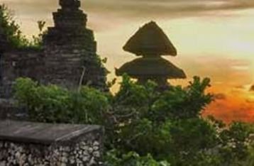 Pura Uluwatu: Hening Suci di Kaki Pulau Bali