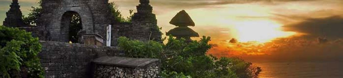 Pura Uluwatu: Hening Suci di Kaki Pulau Bali