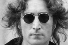 1980 - Meninggalnya John Lennon, penyanyi Inggris