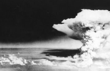 1945 - Perang Dunia II: Pesawat B-29 Amerika menjatuhkan bom atom di kota Nagasaki, Jepang