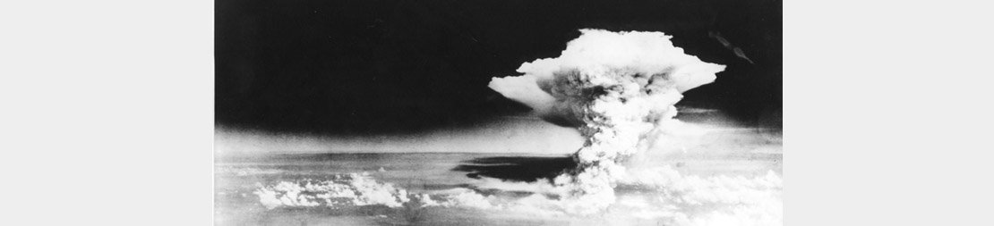 1945 - Perang Dunia II: Pesawat B-29 Amerika menjatuhkan bom atom di kota Nagasaki, Jepang