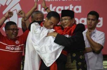 Momen Langka Jokowi - Prabowo Saling Berpelukan