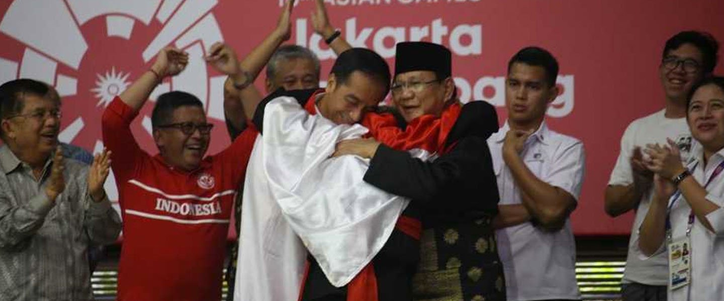 Momen Langka Jokowi - Prabowo Saling Berpelukan