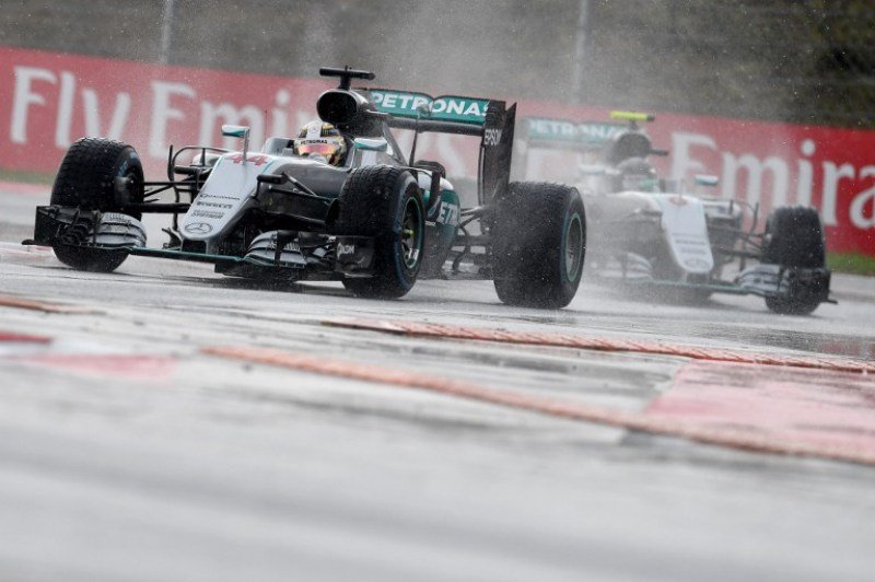 Hamilton-Rosberg Bersaing Ketat, Rio Haryanto Turun Paling Buncit