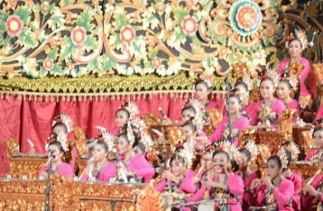 Duet Parade Gong Kebyar Wanita Kota Denpasar dan Kabupaten Bangli “Bius” Penonton PKB