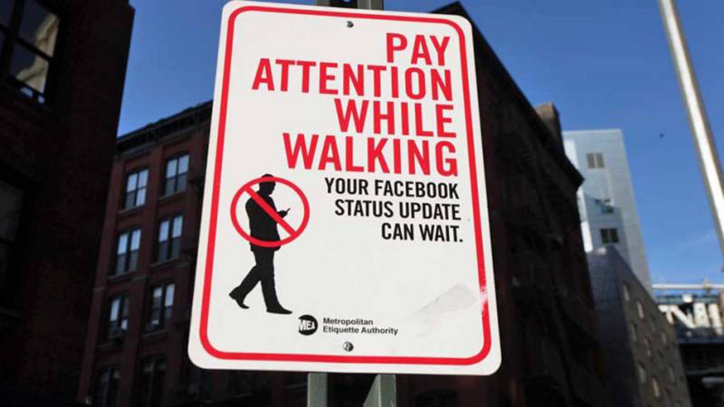 Di AS, Berjalan Kaki Sambil Menggunakan Smartphone Akan Didenda